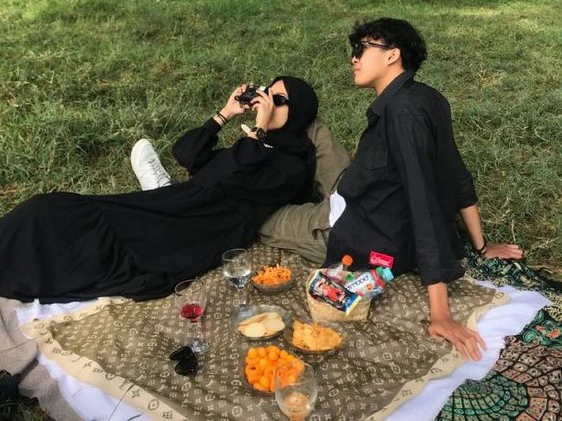 Prewedding Tema Hitam Outdoor