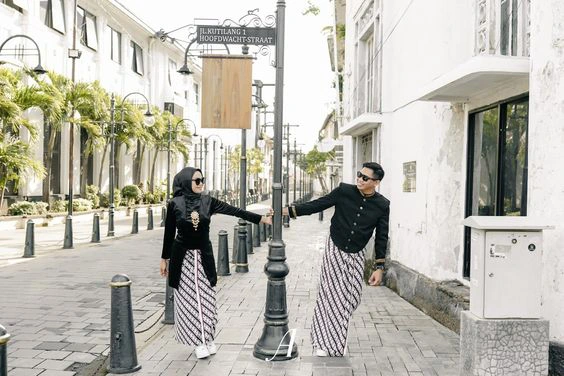 Prewedding Tema Hitam Outdoor
