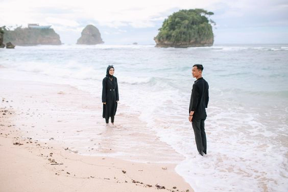 Prewedding Tema Hitam Outdoor