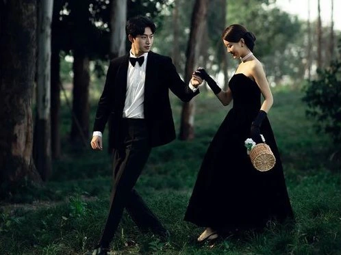 Prewedding Tema Hitam Outdoor