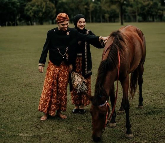 Prewedding Tema Hitam Outdoor