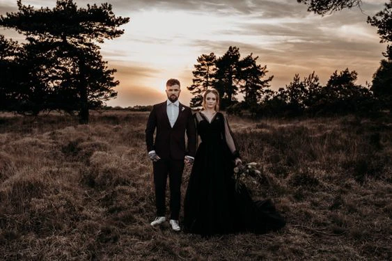 10 Inspirasi Prewedding Tema Hitam Outdoor, Elegan dan Unik
