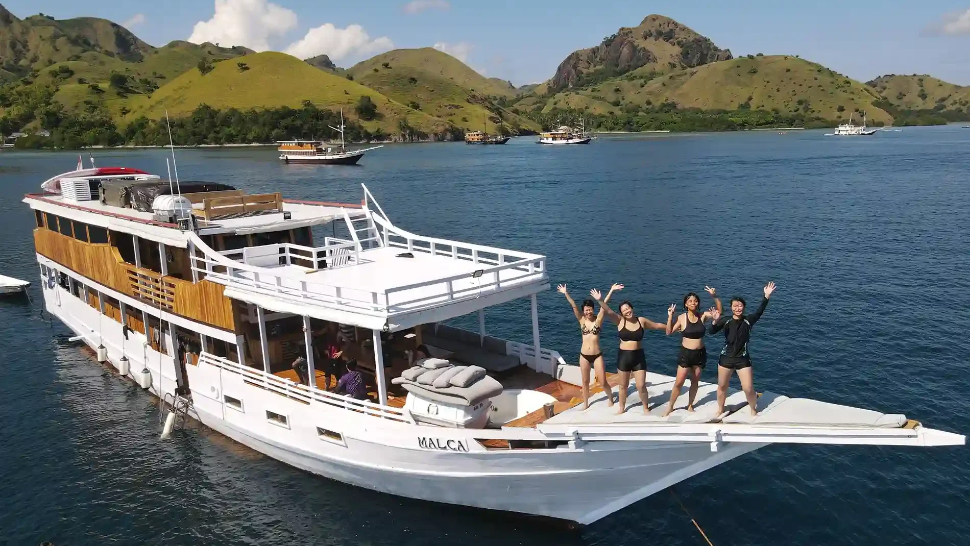 Cari Fotografer di Kapal Phinisi Labuan Bajo? Ini Tips, Harga & Rekomendasinya